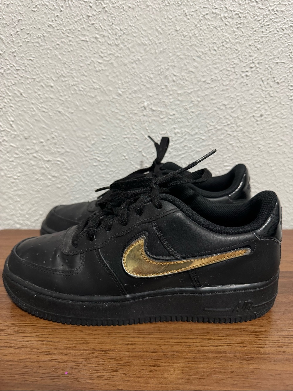 Nike Air Force 1 Low '07 LV8 Removable Swoosh sneakers black/gold size 6Y